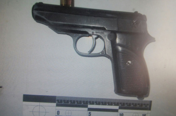 На остановке общественного транспорта в Николаеве полицейские обнаружили мужчину неславянской внешности с пистолетом