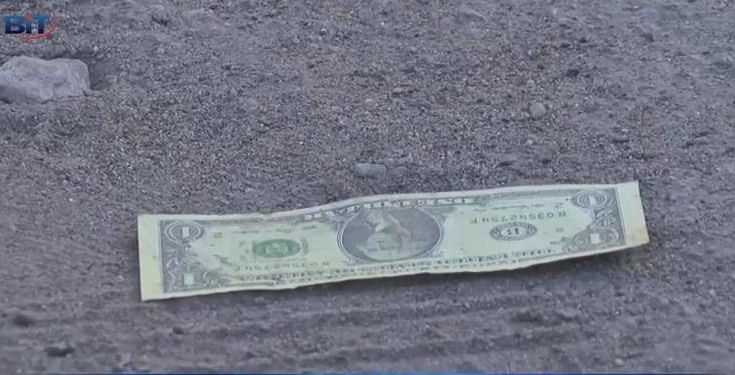 В Болгарии на сельской дороге грузовик просыпал доллары. Но радость жителей была недолгой