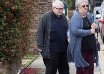 Никому верить нельзя: в Британии священник украл специальный значок у прихожанки с инвалидностью, которая погибла двумя месяцами ранее