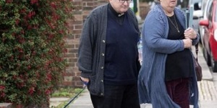 Никому верить нельзя: в Британии священник украл специальный значок у прихожанки с инвалидностью, которая погибла двумя месяцами ранее