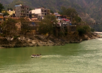 В Индии на реке Ямуна перевернулась лодка – более 20 человек погибли