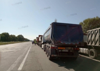 Начальник САД в Николаевской области снова скажет, что бытовой конфликт? У Гурьевки 20 водителей фур со щебнем отказались проходить ГВК