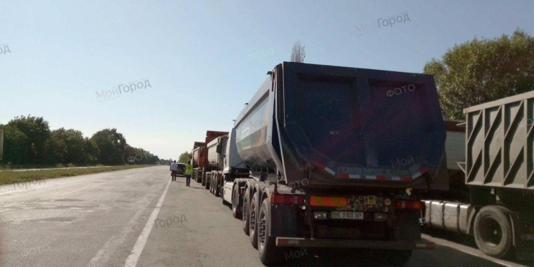 Начальник САД в Николаевской области снова скажет, что бытовой конфликт? У Гурьевки 20 водителей фур со щебнем отказались проходить ГВК