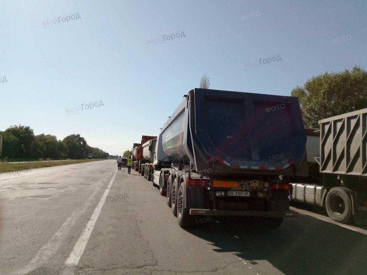 Начальник САД в Николаевской области снова скажет, что бытовой конфликт? У Гурьевки 20 водителей фур со щебнем отказались проходить ГВК