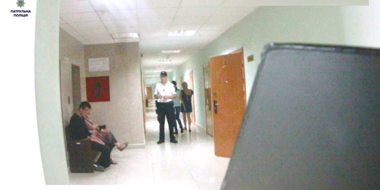 В Николаеве пьяный бывший зять отобрал у бывшей тещи детей, выломав двери в жилище, – под админарестом он проведет 5 суток