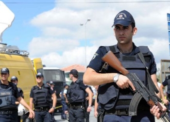 В турецком Стамбуле враждующие банды открыли стрельбу в здании суда