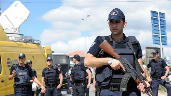 В турецком Стамбуле враждующие банды открыли стрельбу в здании суда 1
