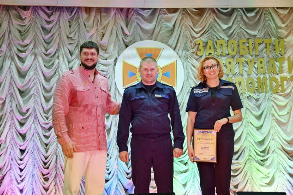 В честь Дня спасателя: губернатор Николаевщины вручил николаевским спасателям квадрокоптер и сертификат на жилье 1