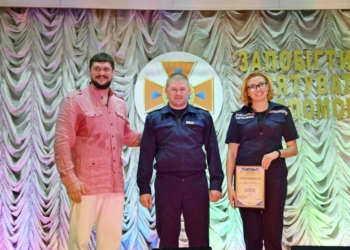 В честь Дня спасателя: губернатор Николаевщины вручил николаевским спасателям квадрокоптер и сертификат на жилье