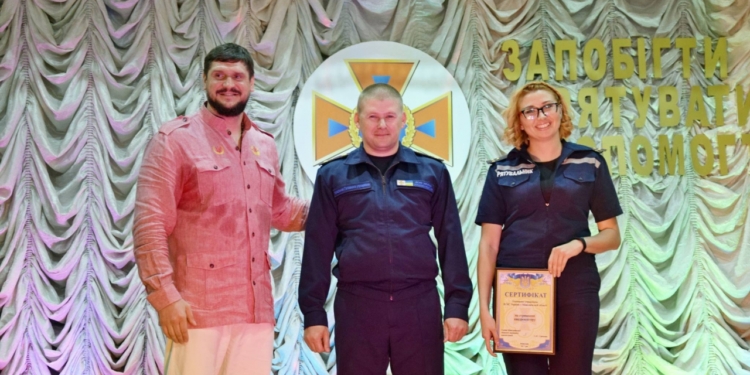 В честь Дня спасателя: губернатор Николаевщины вручил николаевским спасателям квадрокоптер и сертификат на жилье