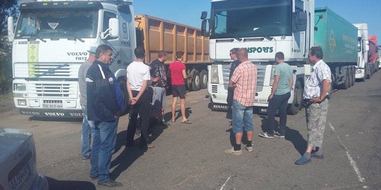 Эхо вчерашнего демарша водителей фур, отказавшихся «взвешиваться», на Николаевщине: полиция составила админпротоколы, «Дорлидеру» выписали очередной штраф
