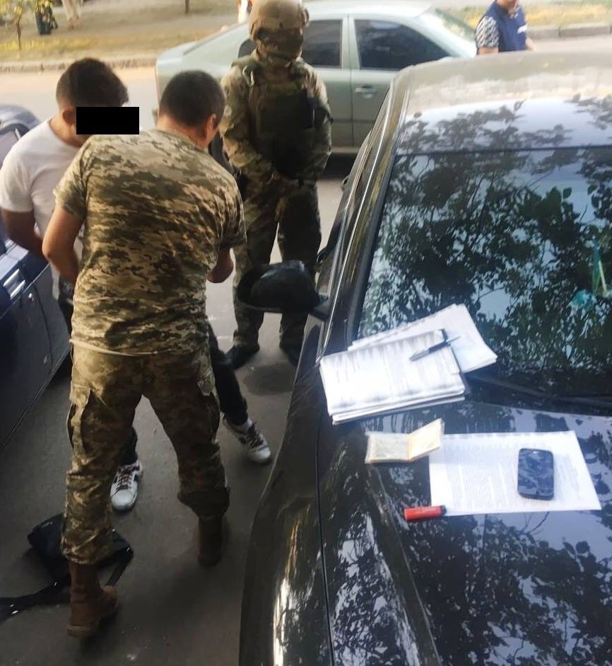 В Николаеве военный пенсионер, за $1,5 тыс. пообещавший девушке, что ее жених не отправится в зону АТО, арестован, но может выйти под залог 1