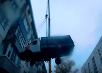 На грузовой «Газели», да на четвертый этаж? Легко, когда подъемный кран в помощь. Влюбленный россиянин весьма оригинально поздравил любимую