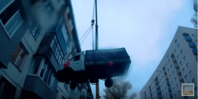 На грузовой «Газели», да на четвертый этаж? Легко, когда подъемный кран в помощь. Влюбленный россиянин весьма оригинально поздравил любимую