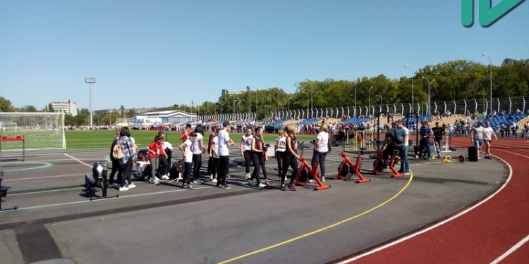 В Николаеве открыли стадион в Парке Победы: «Тут будет создаваться центр спорта, здоровой жизни и правильных семейных украинских ценностей»