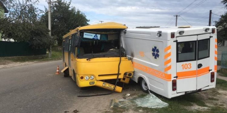 Во Львовской области пьяный маршрутчик врезался в скорую
