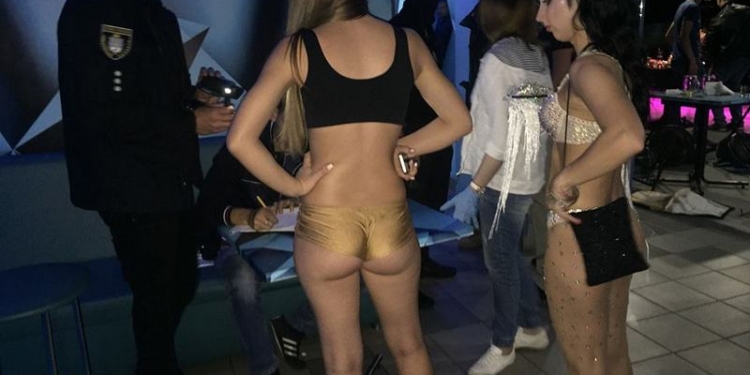 Во время обыска николаевского ночного клуба «Sumerki» полиция обнаружила оружие, наркотики и нелицензионный алкоголь, а также задержала 38 человек