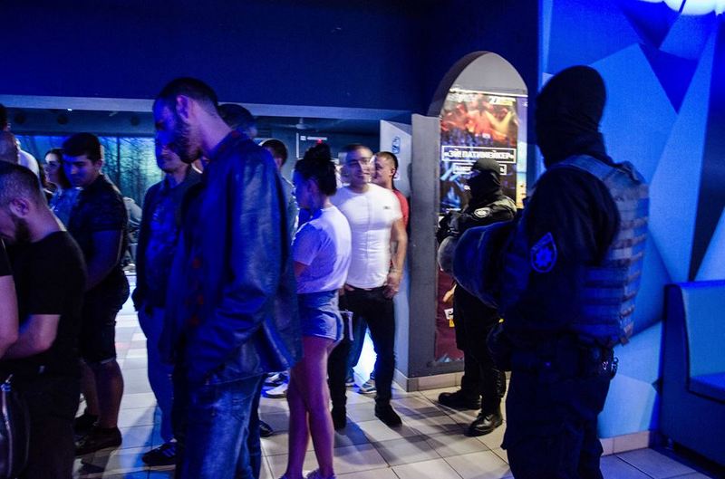 Во время обыска николаевского ночного клуба «Sumerki» полиция обнаружила оружие, наркотики и нелицензионный алкоголь, а также задержала 38 человек 19