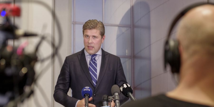 В Исландии премьер ушел в отставку из-за скандала вокруг письма его отца для осужденного за педофилию