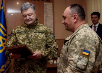 Порошенко подарил 100 снайперских комплектов спецназовцам из 3-го полка