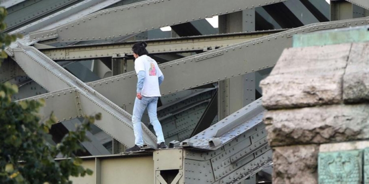 В Германии иранский беженец, которому отказали в убежище, чтением стихов остановил движение 234 поездов