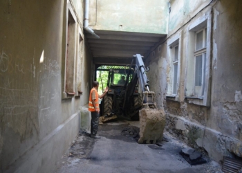 Втиснуться в арку: накануне Дня города «Николаевводоканалу» пришлось устранять сложный порыв