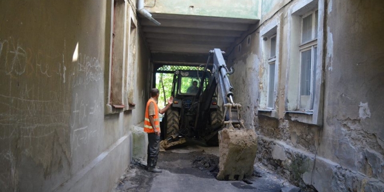 Втиснуться в арку: накануне Дня города «Николаевводоканалу» пришлось устранять сложный порыв