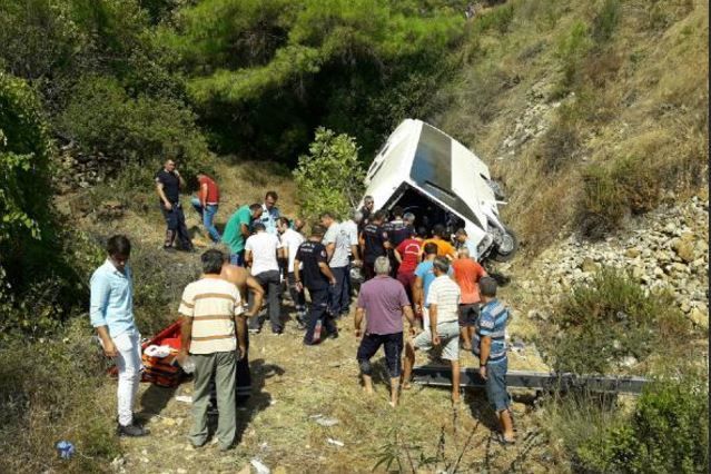 В турецкой Анталии туристический автобус сорвался с 50-метровой скалы – как минимум, двое погибших 5