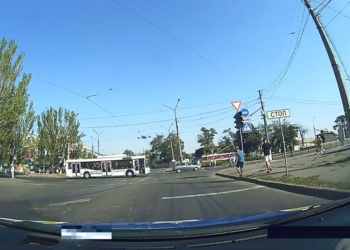 «Не такой он был и красный»: в Николаеве водитель троллейбуса проехала на запрещающий сигнал светофора