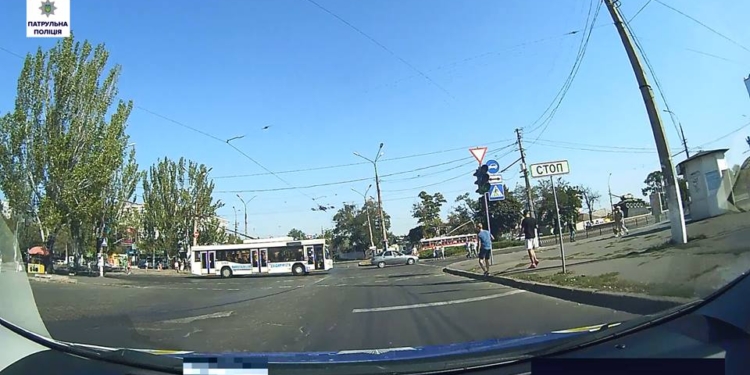 «Не такой он был и красный»: в Николаеве водитель троллейбуса проехала на запрещающий сигнал светофора