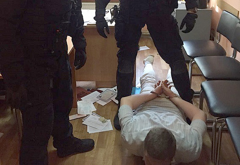 В Николаеве задержали начальника разрешительной системы – он собирал «дань» с подчинённых за регистрацию оружия 1