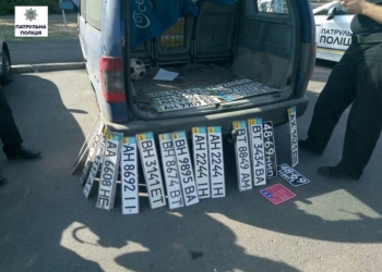 Николаевские патрульные выявили в автомобиле нарушителя ПДД 30 номерных знаков от других машин