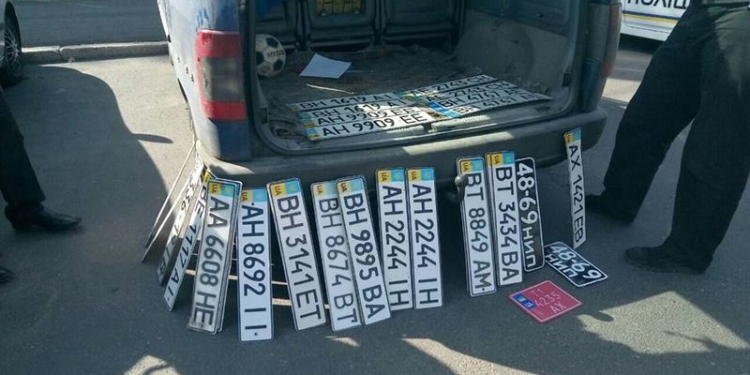 Николаевские патрульные выявили в автомобиле нарушителя ПДД 30 номерных знаков от других машин