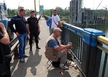 На первый раз – предупредили, потом – оштрафуют: в Николаеве на Варваровском мосту «гоняли» рыбаков