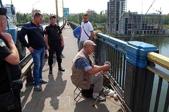 На первый раз – предупредили, потом – оштрафуют: в Николаеве на Варваровском мосту «гоняли» рыбаков 3