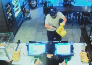 В США мужчина попытался отбиться от грабителя с ножом стулом, причем сам получив 17 ударов ножом. Но грабитель подал на мужчину иск в суд