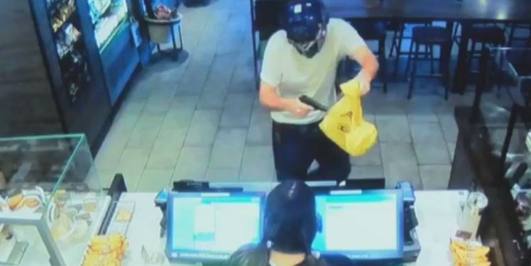 В США мужчина попытался отбиться от грабителя с ножом стулом, причем сам получив 17 ударов ножом. Но грабитель подал на мужчину иск в суд