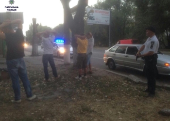 В Николаеве патрульные задержали группу «закладчиков» – утихомирить их удалось только после угрозы применения табельного оружия