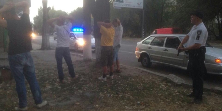 В Николаеве патрульные задержали группу «закладчиков» – утихомирить их удалось только после угрозы применения табельного оружия