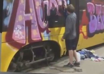 Украинец в Польше нарисовал граффити на трамвае и… был прикован за ногу цепью