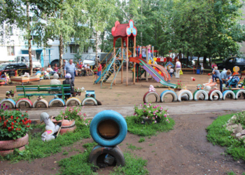 В России пятилетний ребенок угнал авто и врезался в две припаркованных машины, пока его мать распивала алкоголь на детской площадке