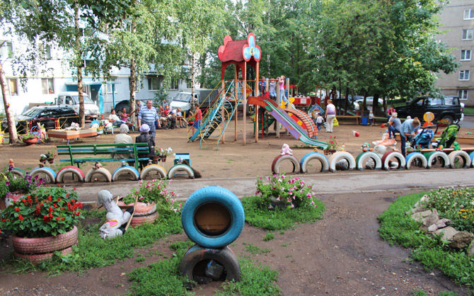 В России пятилетний ребенок угнал авто и врезался в две припаркованных машины, пока его мать распивала алкоголь на детской площадке 1