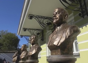 Сome back to USSR: в столице России установили бюсты Ленина и Сталина