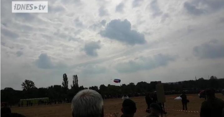 В Чехии на празднике «День с армией» парашютист приземлился в толпу зрителей – среди пострадавших есть ребенок