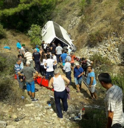 В турецкой Анталии туристический автобус сорвался с 50-метровой скалы – как минимум, двое погибших 1
