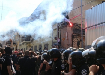 В Одессе активисты прорвались сквозь оцепление полиции на скандальную стройку
