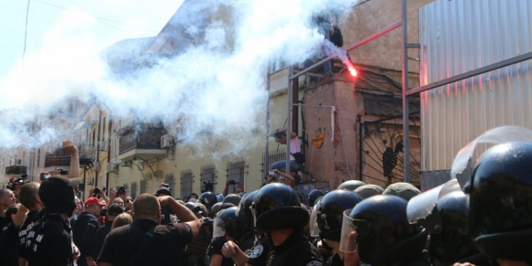 В Одессе активисты прорвались сквозь оцепление полиции на скандальную стройку