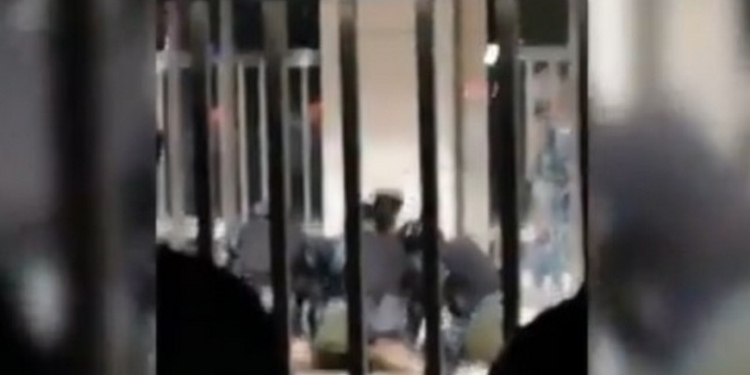 А он так хотел на футбол: в России полицейские сломали ногу фанату «Зенита»