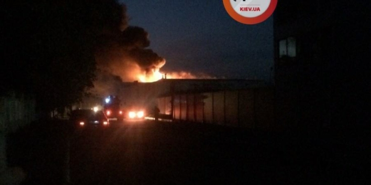 В Белой Церкви – пожар на фармацевтическом заводе «Биофарма»: людей просят закрыть окна