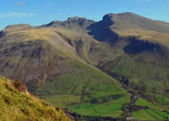 А сами они не смогли: в Британии с горы спасатели и полиция сняли четырех туристов-альпинистов «под кайфом»